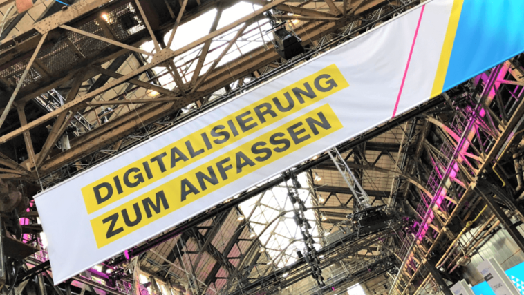 Banner mit Aufschrift: "Digitalisierung zum Anfassen"